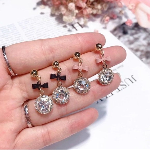 🎉HP🎉🆕 KALEY Crystal Bow Drop Earrings - Picture 4 of 6